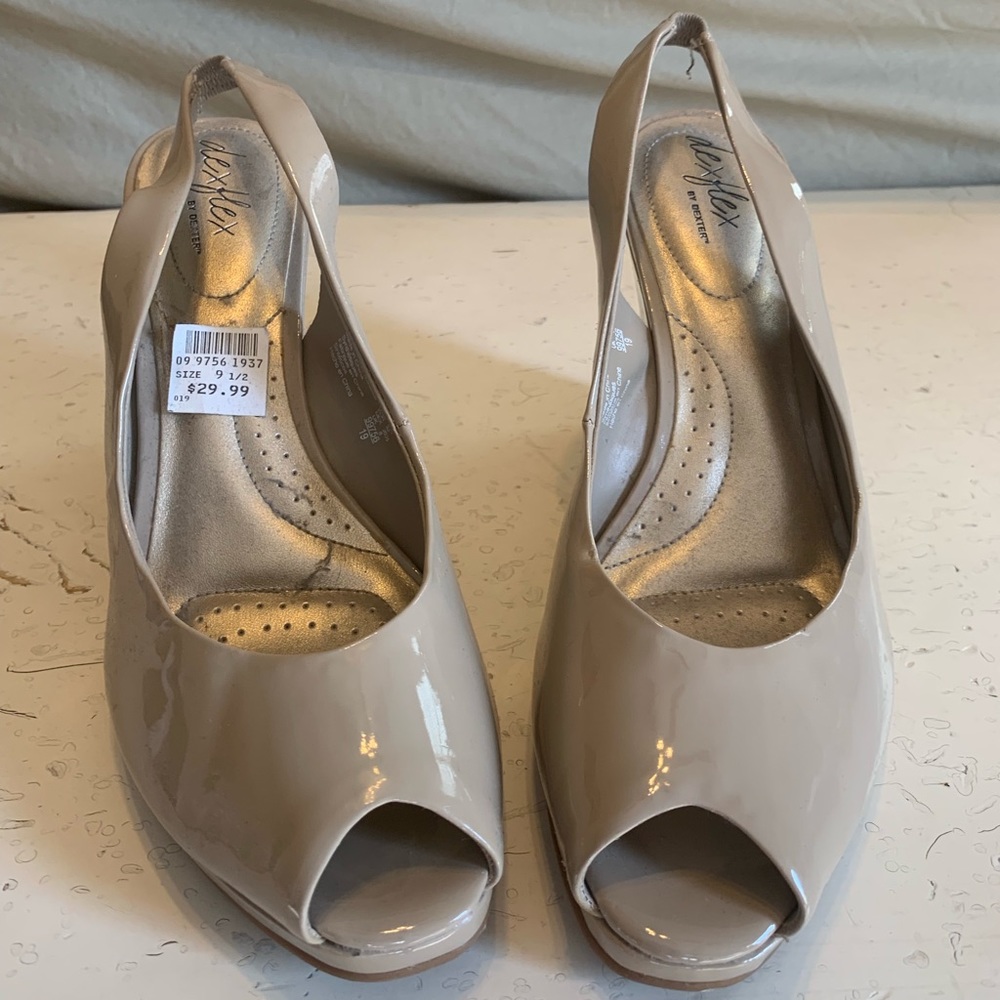 Nude Dexter by Dexter Patent Leather Wedges 👏🏽